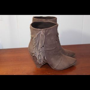 It’s a 6.5 size light Brown boots 👢